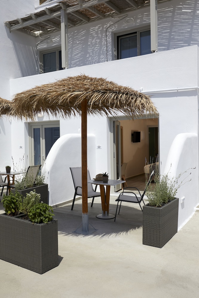 Acropole Sunrise — Hotel building in Kamari, South Aegean