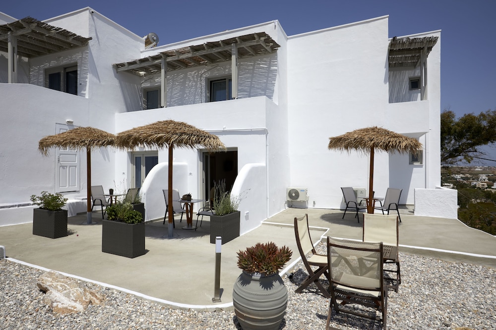 Acropole Sunrise — Hotel building in Kamari, South Aegean