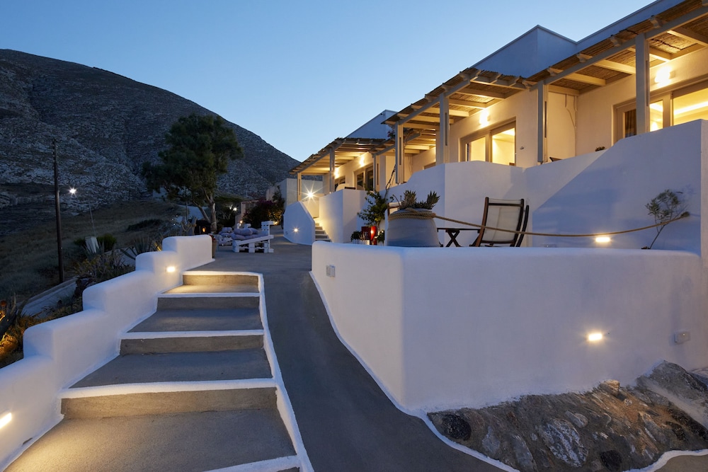 Acropole Sunrise — Hotel building in Kamari, South Aegean
