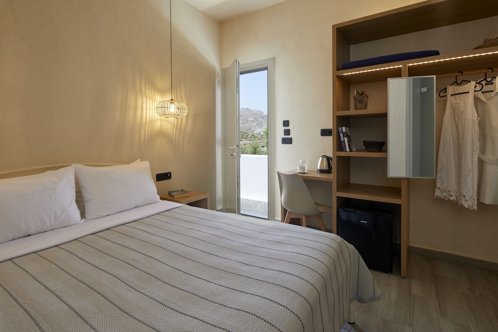 Acropole Sunrise — Hotel rooms in Kamari, South Aegean