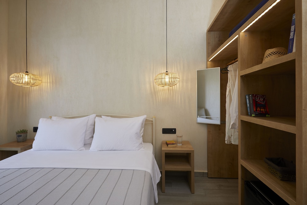 Acropole Sunrise — Hotel rooms in Kamari, South Aegean