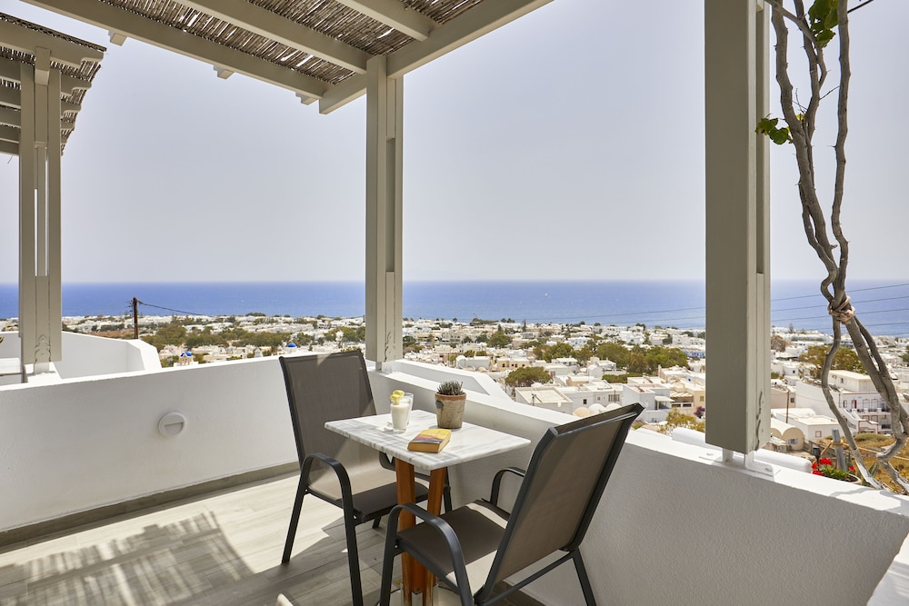 Acropole Sunrise — Hotel rooms in Kamari, South Aegean