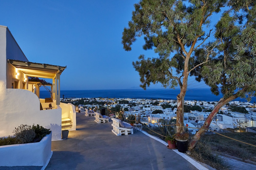 Acropole Sunrise — Hotel rooms in Kamari, South Aegean