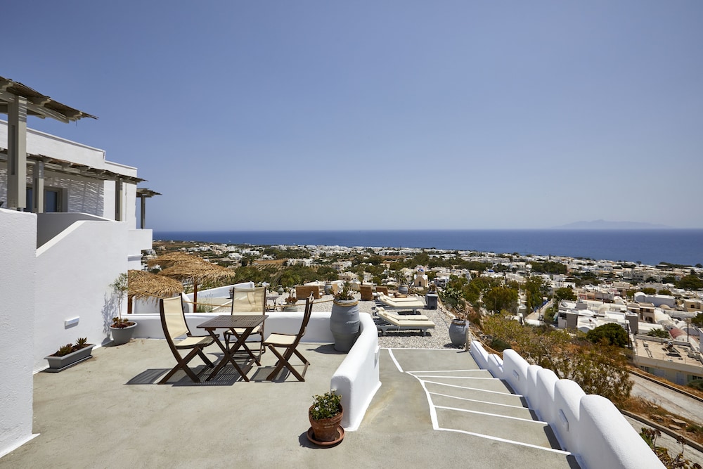 Acropole Sunrise — Hotel rooms in Kamari, South Aegean