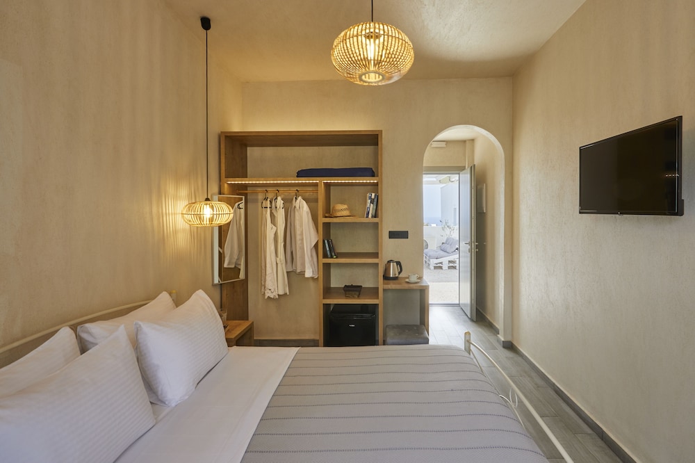 Acropole Sunrise — Hotel rooms in Kamari, South Aegean