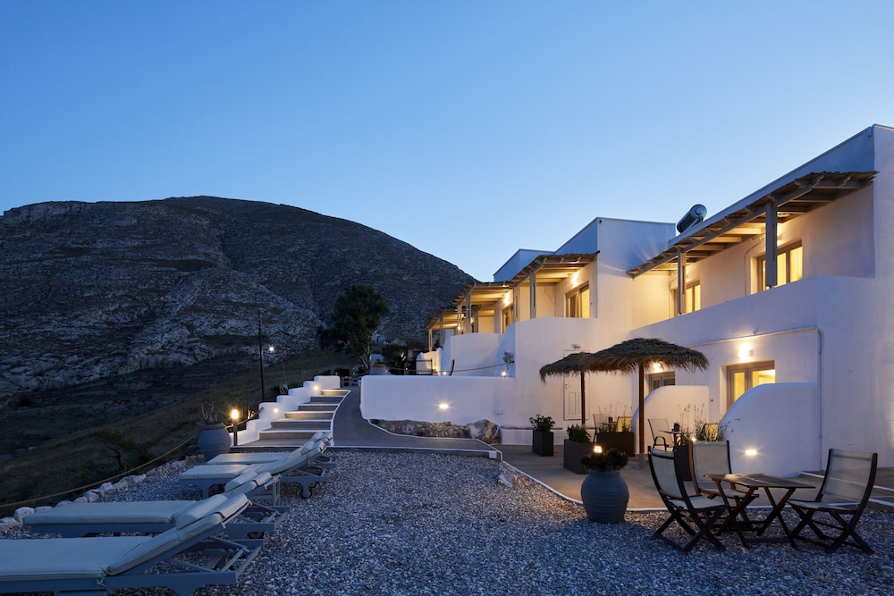 Acropole Sunrise — Hotel building in Kamari, South Aegean