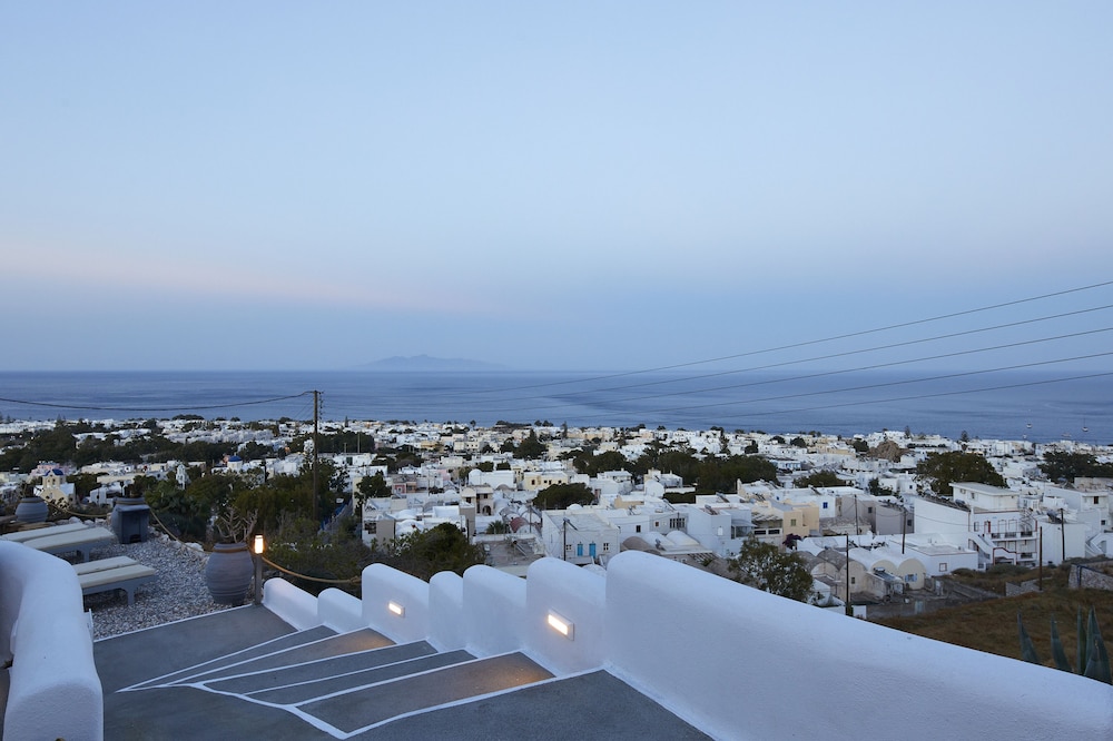 Acropole Sunrise — Hotel building in Kamari, South Aegean