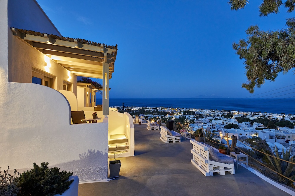 Acropole Sunrise — Hotel building in Kamari, South Aegean