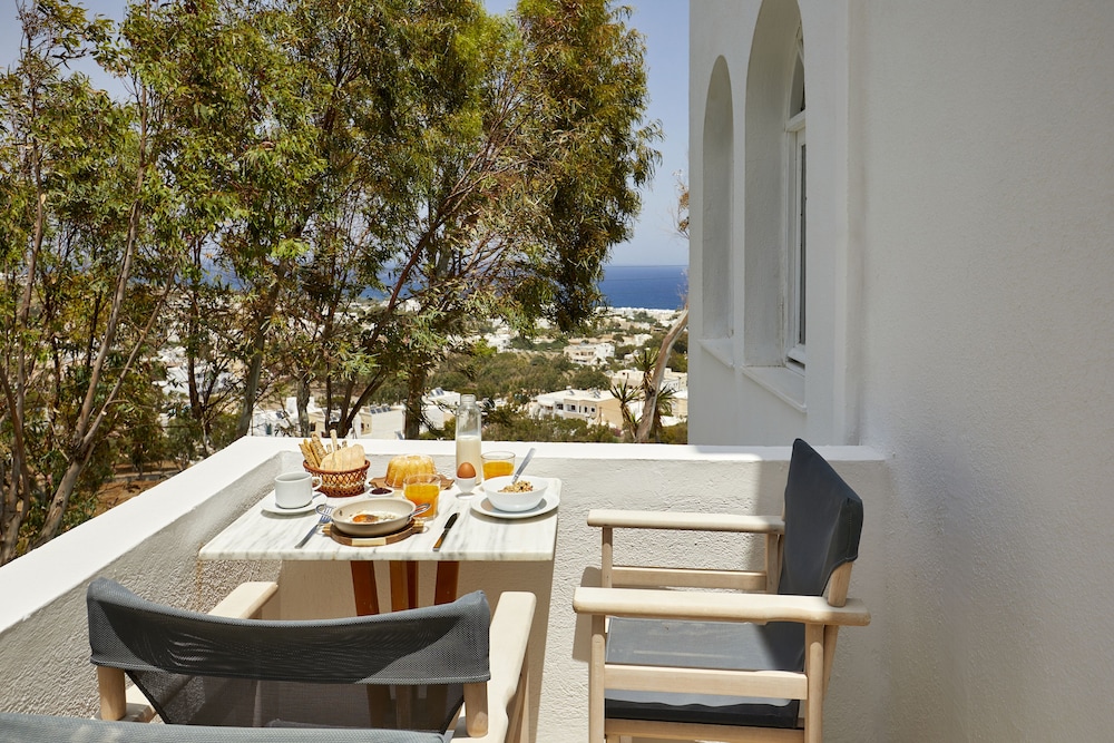 Acropole Sunrise — Restaurant & bars in Kamari, South Aegean