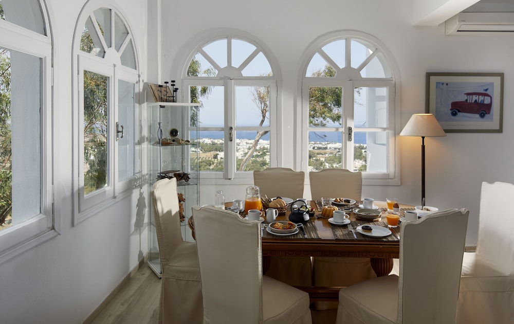 Acropole Sunrise — Hotel rooms in Kamari, South Aegean