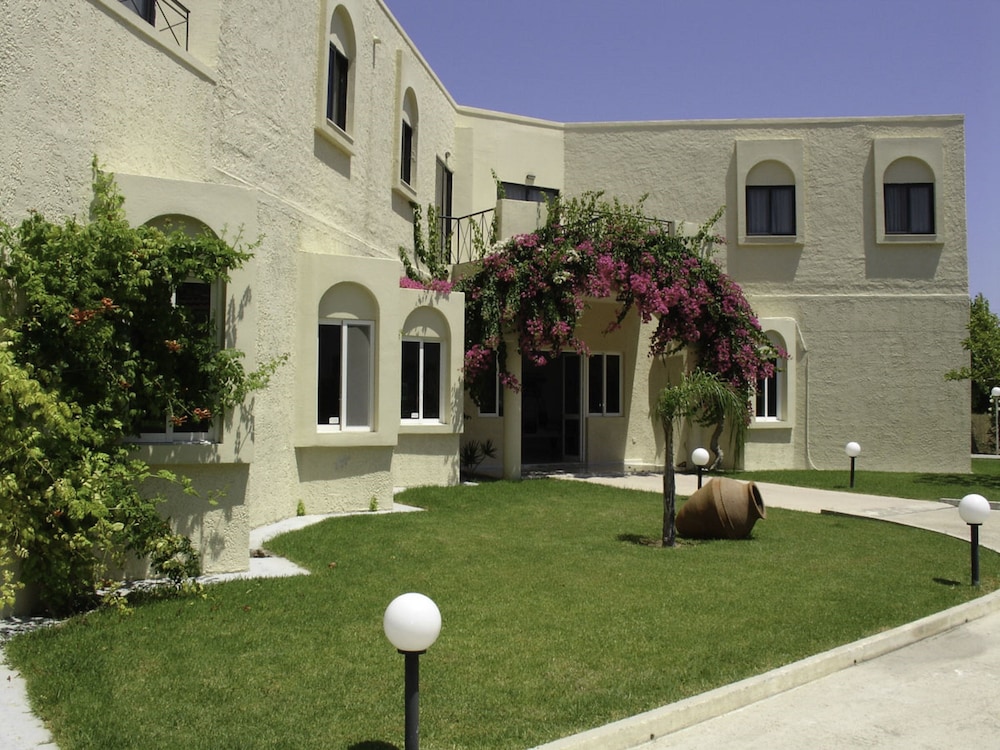 Hotel Summerland — Hotel building in Ialyssos, South Aegean