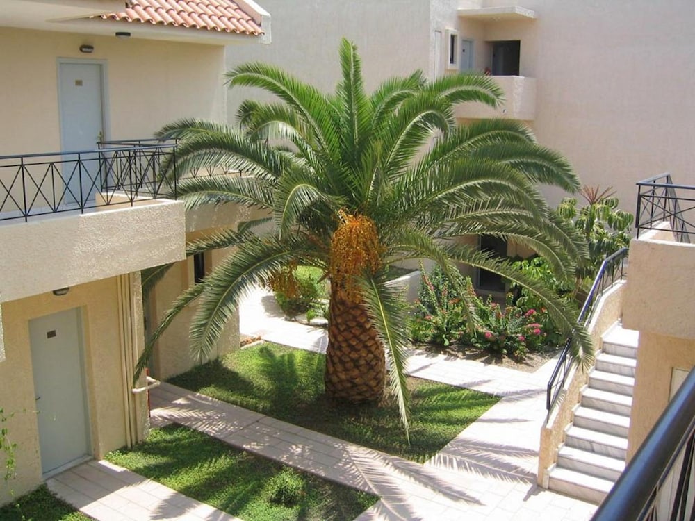 Hotel Summerland — Hotel building in Ialyssos, South Aegean
