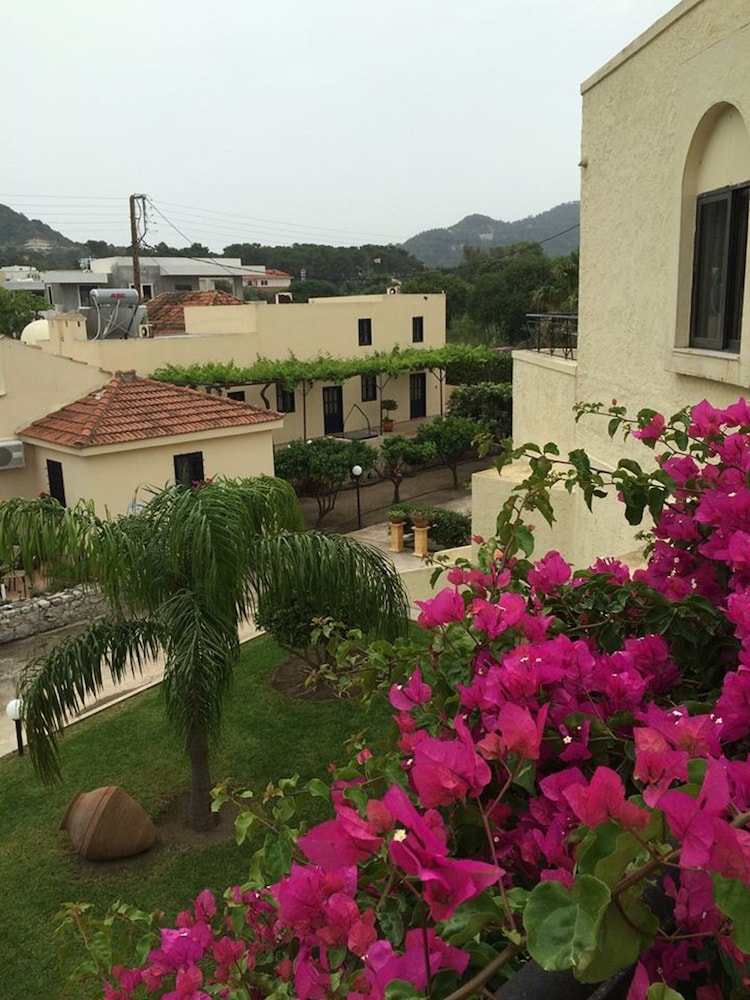 Hotel Summerland — Hotel building in Ialyssos, South Aegean