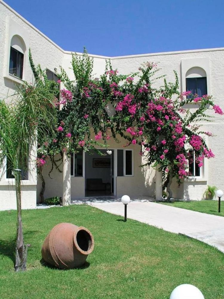 Hotel Summerland — Hotel building in Ialyssos, South Aegean