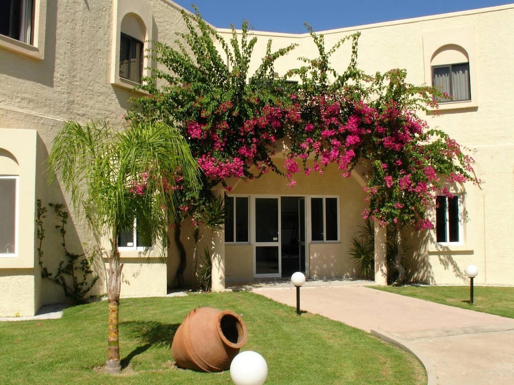 Hotel Summerland — Hotel building in Ialyssos, South Aegean