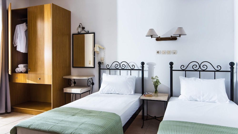 Newcastle Studios — Hotel rooms in Malia