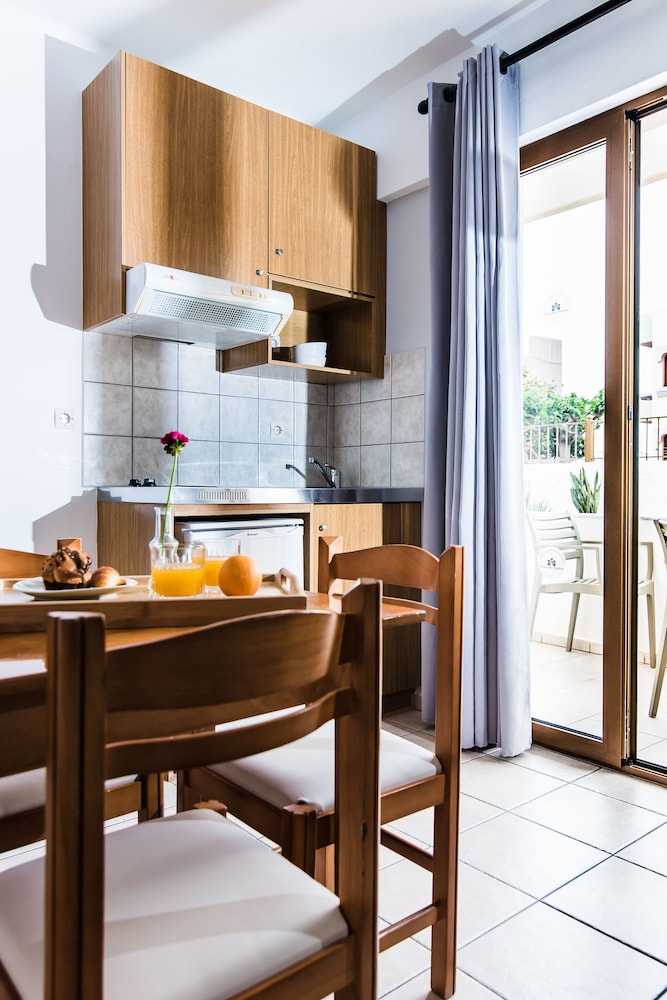 Newcastle Studios — Hotel rooms in Malia
