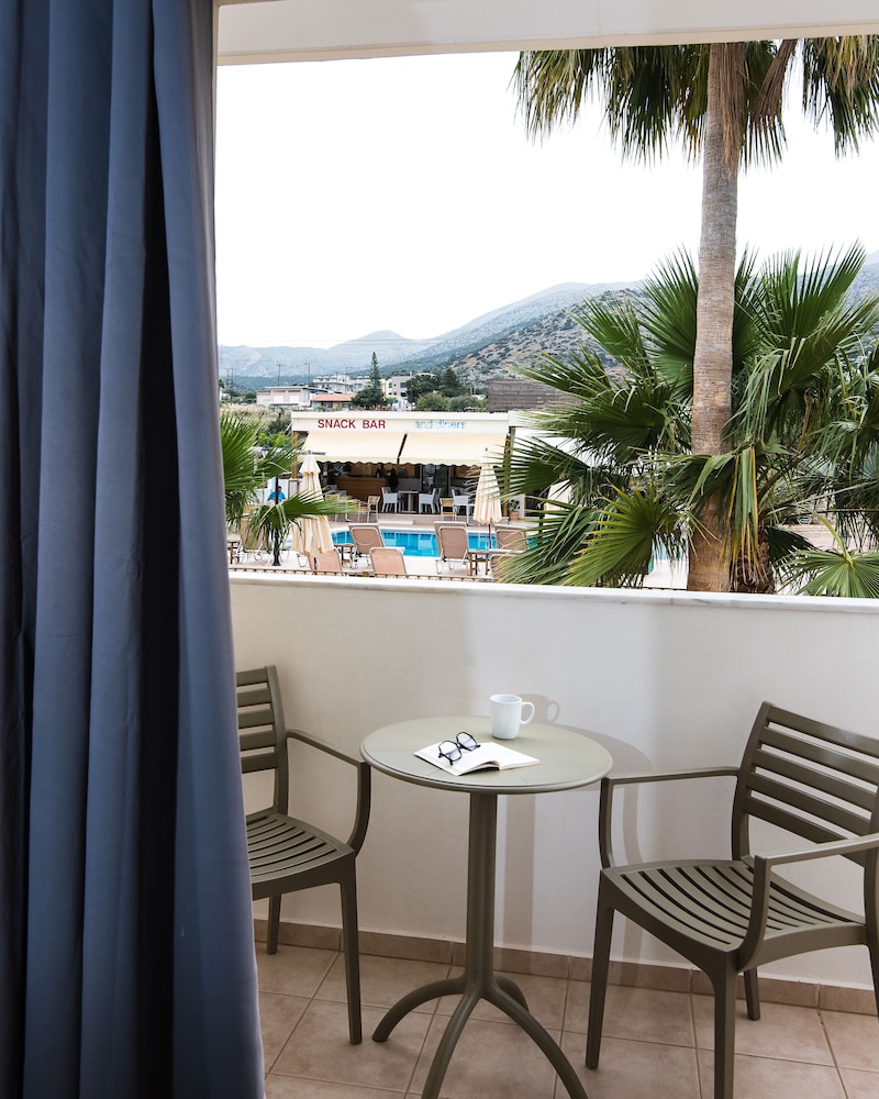 Newcastle Studios — Hotel rooms in Malia