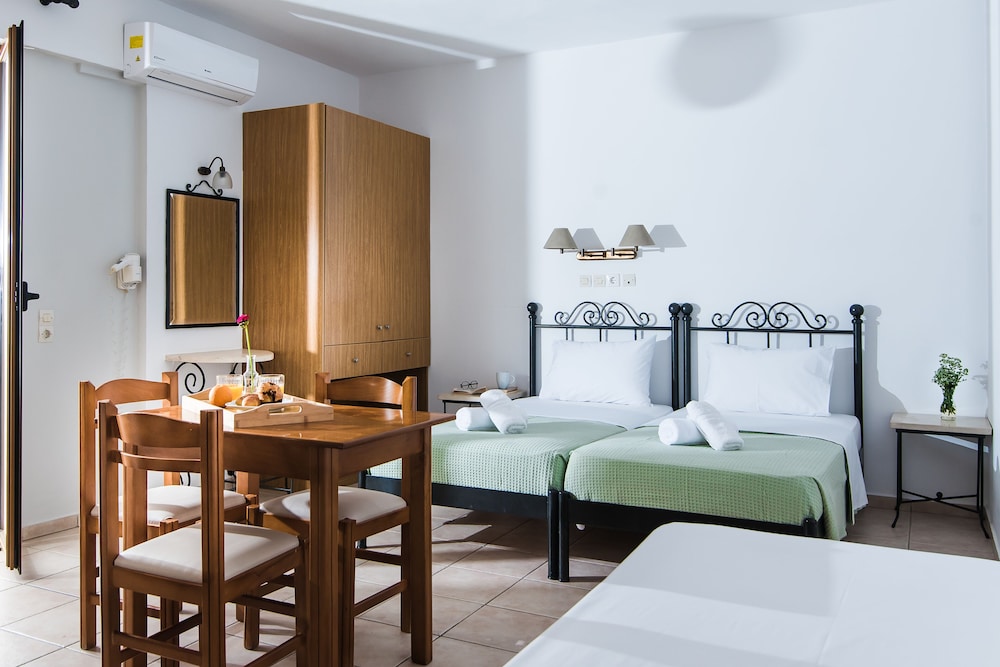 Newcastle Studios — Hotel rooms in Malia