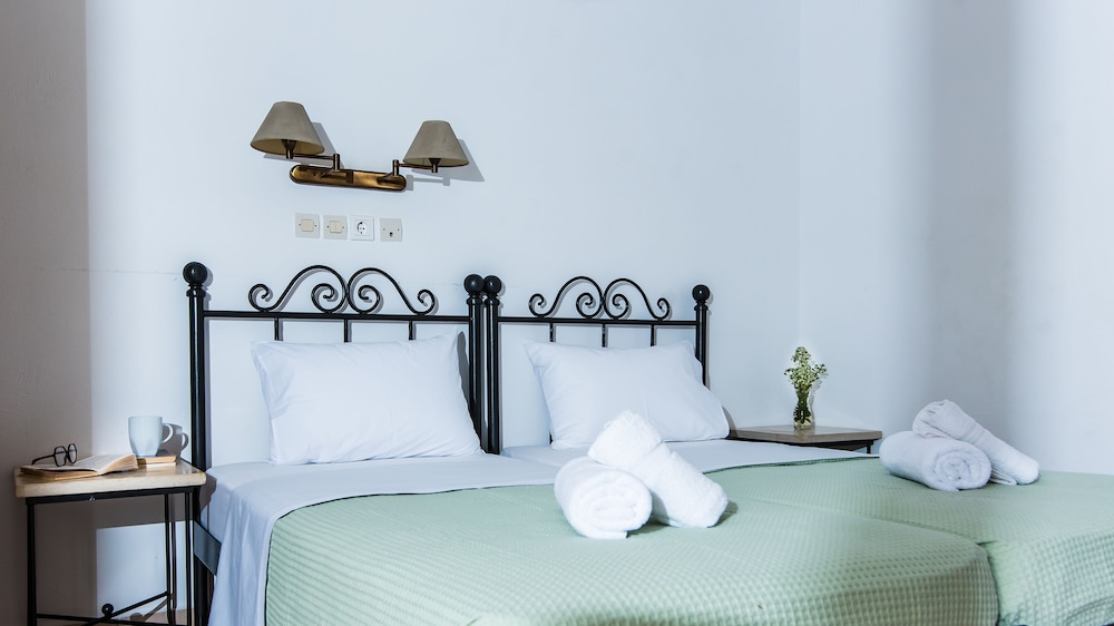 Newcastle Studios — Hotel rooms in Malia