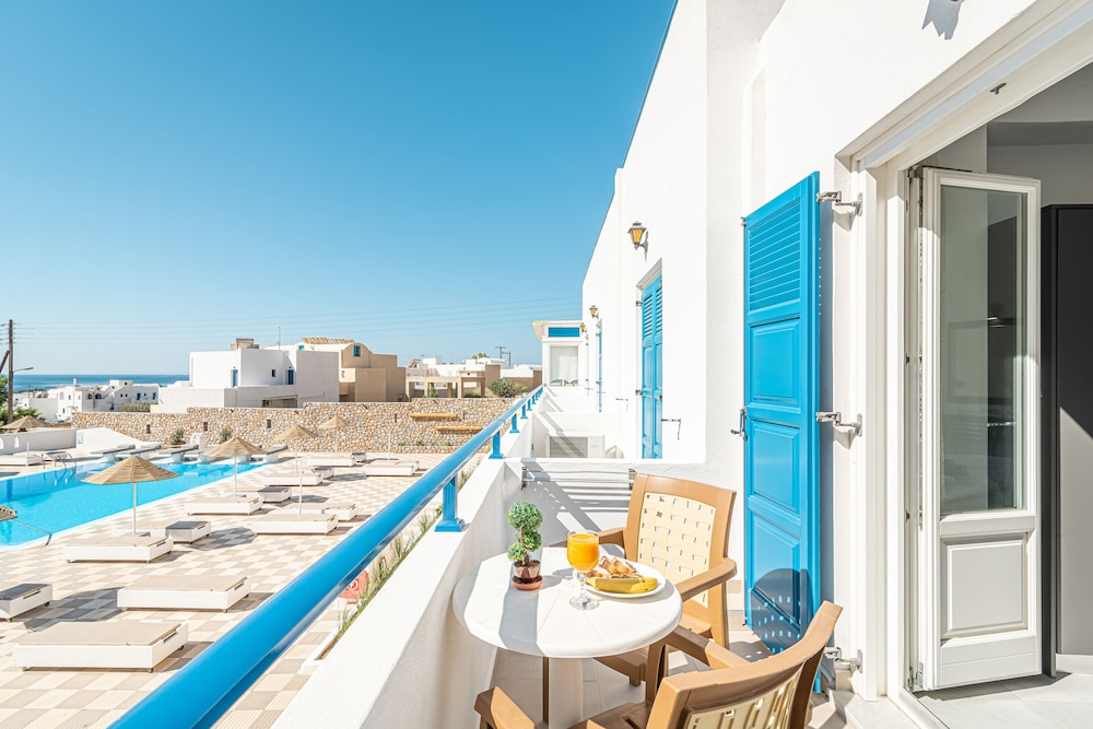 Marianna Hotel — Hotel building in Perissa, South Aegean