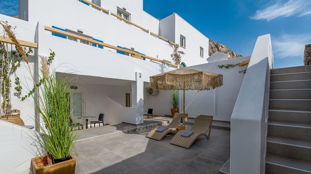 Marianna Hotel — Hotel building in Perissa, South Aegean