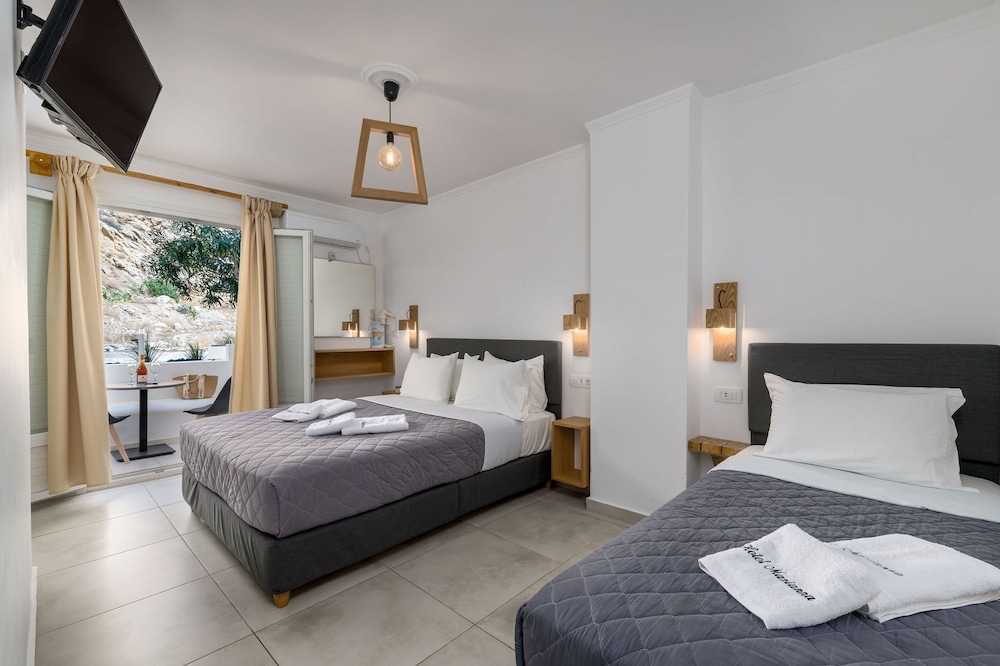 Marianna Hotel — Hotel rooms in Perissa, South Aegean