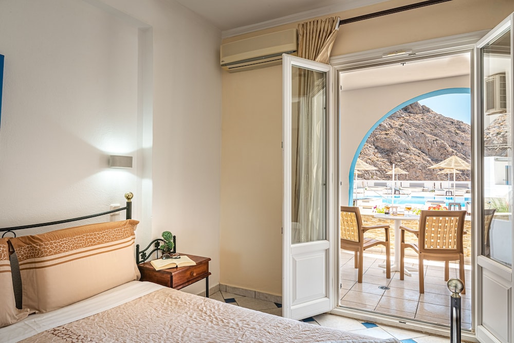 Marianna Hotel — Hotel rooms in Perissa, South Aegean