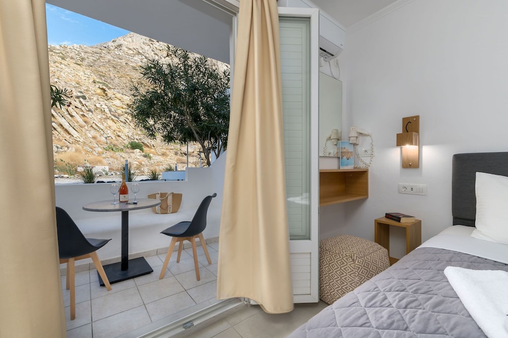 Marianna Hotel — Hotel rooms in Perissa, South Aegean