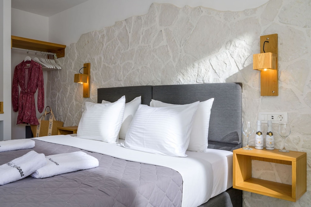 Marianna Hotel — Hotel rooms in Perissa, South Aegean