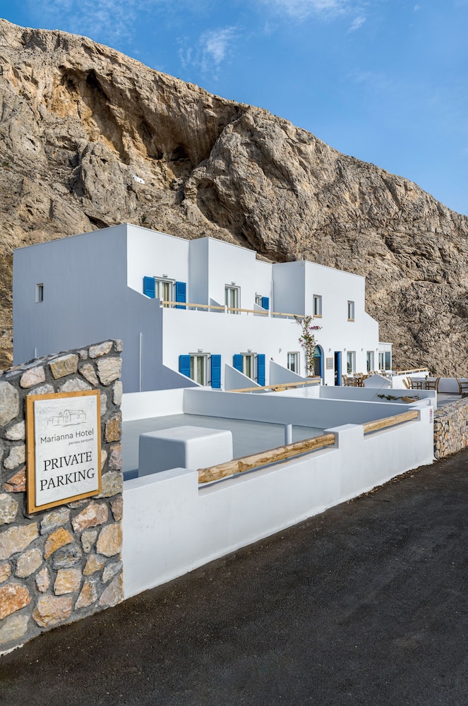 Marianna Hotel — Hotel building in Perissa, South Aegean