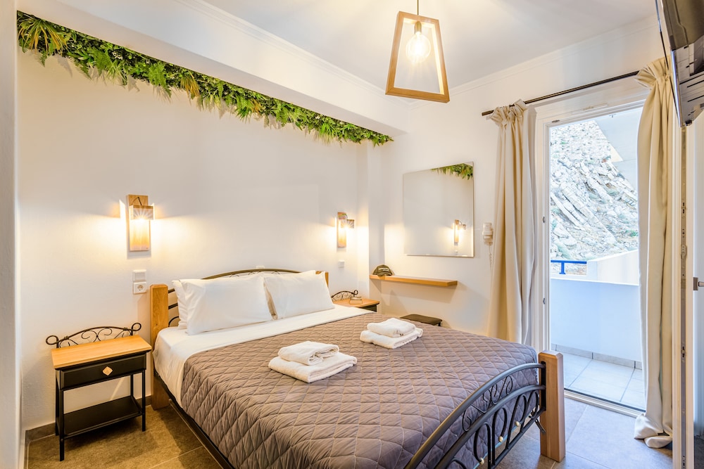 Marianna Hotel — Hotel rooms in Perissa, South Aegean