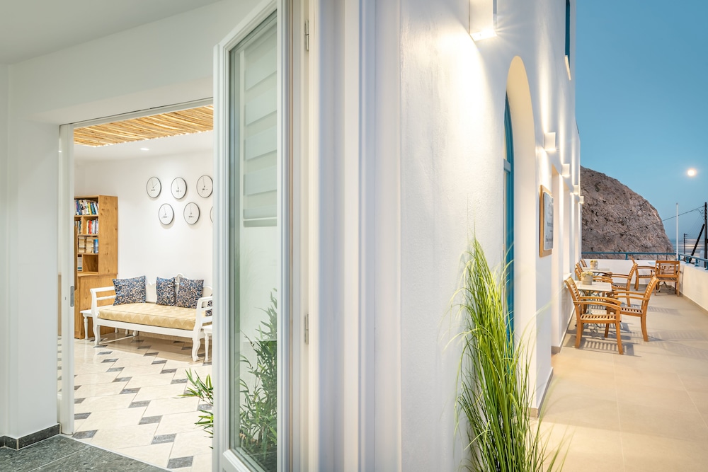 Marianna Hotel — Hotel building in Perissa, South Aegean