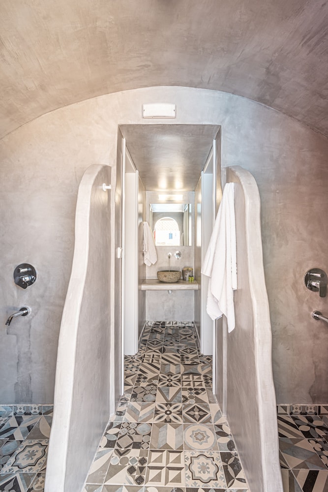 Marianna Hotel — Hotel rooms in Perissa, South Aegean