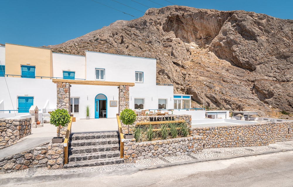 Marianna Hotel — Hotel building in Perissa, South Aegean