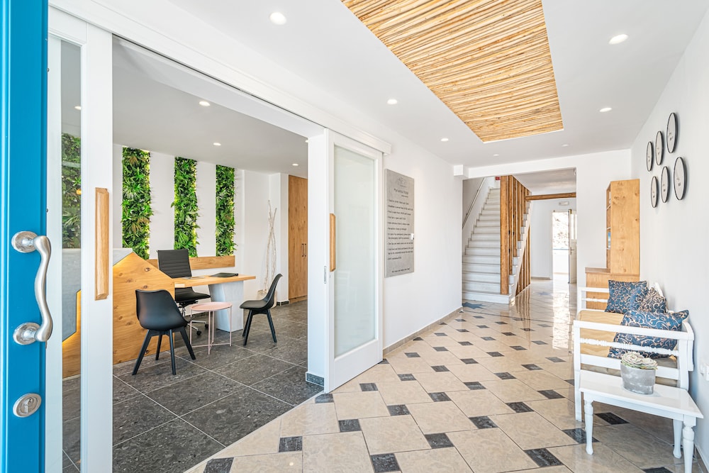 Marianna Hotel — Hotel building in Perissa, South Aegean