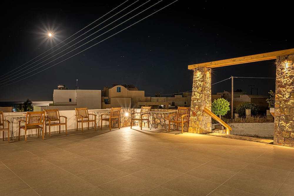 Marianna Hotel — Hotel building in Perissa, South Aegean