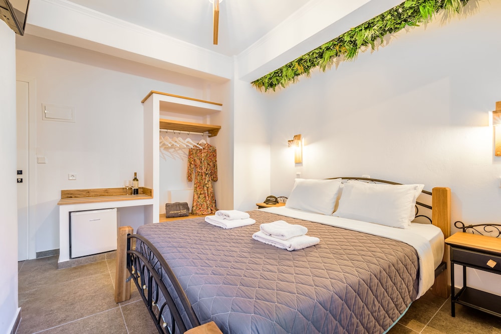 Marianna Hotel — Hotel rooms in Perissa, South Aegean
