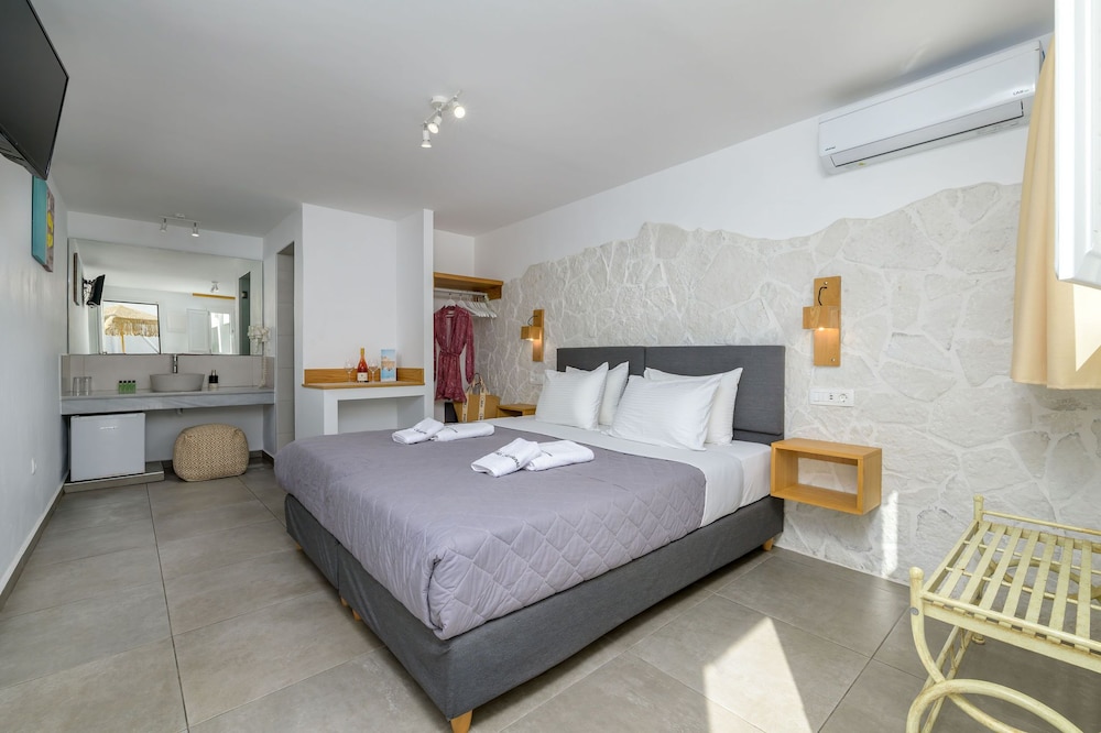 Marianna Hotel — Hotel rooms in Perissa, South Aegean