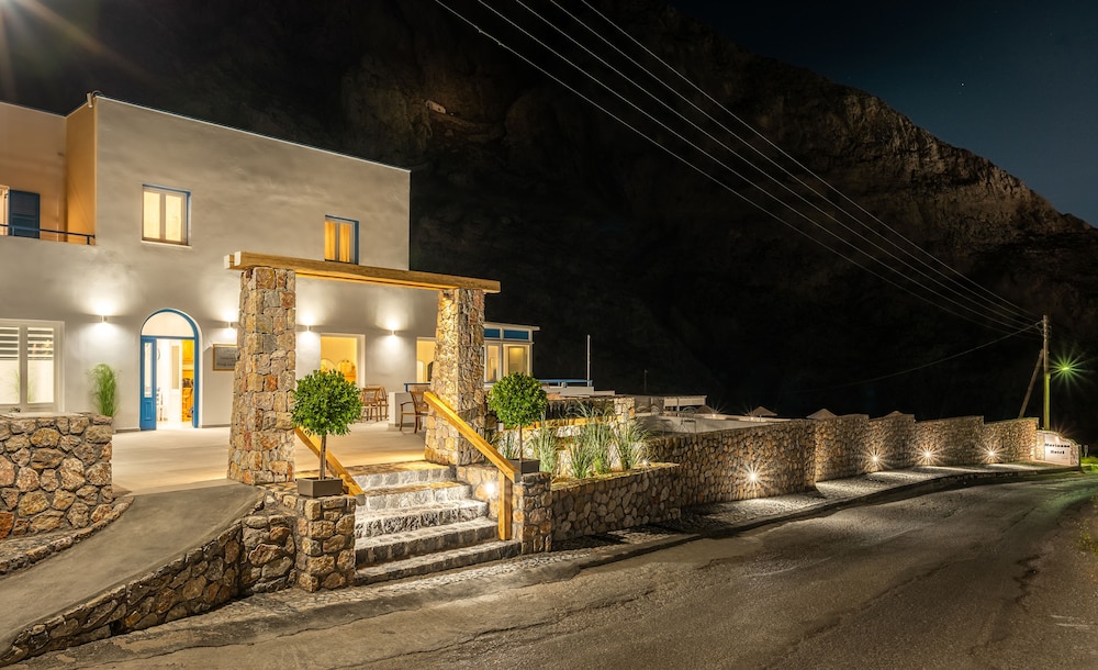Marianna Hotel — Hotel building in Perissa, South Aegean