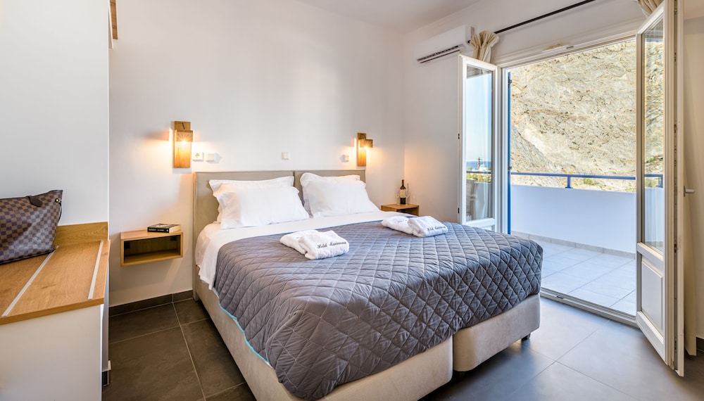 Marianna Hotel — Hotel rooms in Perissa, South Aegean