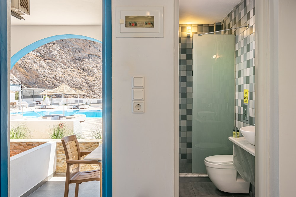 Marianna Hotel — Hotel rooms in Perissa, South Aegean