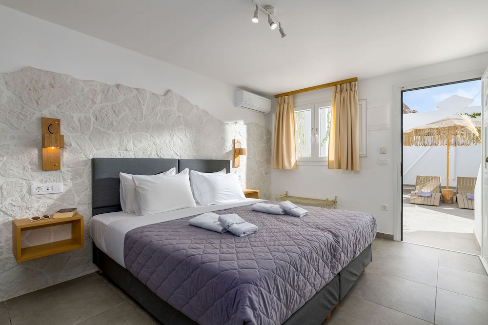Marianna Hotel — Hotel rooms in Perissa, South Aegean
