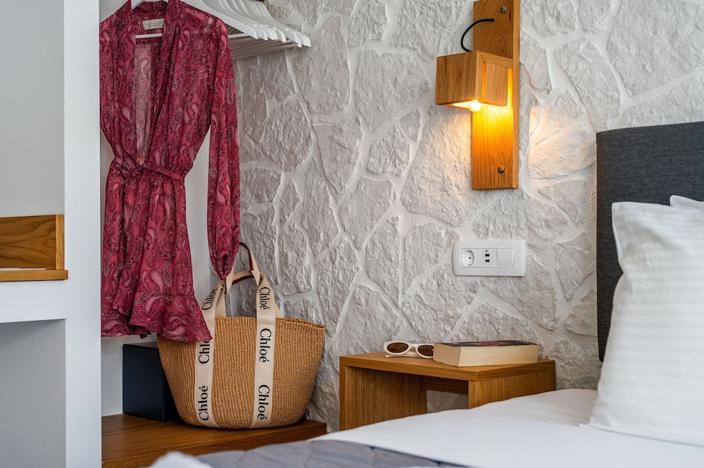 Marianna Hotel — Hotel rooms in Perissa, South Aegean
