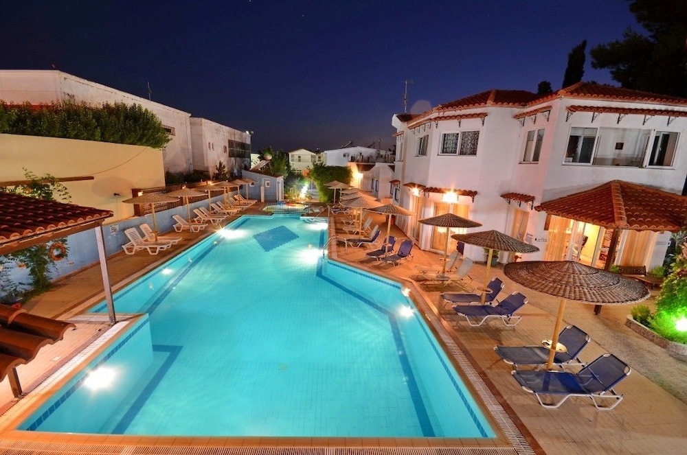 Aspro Spiti — Swimming pool in Tigaki, South Aegean
