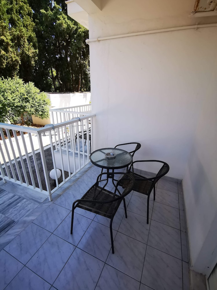 Aspro Spiti — Hotel rooms in Tigaki, South Aegean
