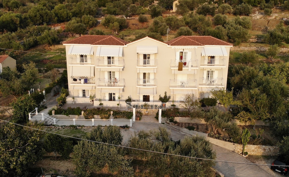 Oskars Studios & Apartments — Hotel building in Lassi, Ionian Islands