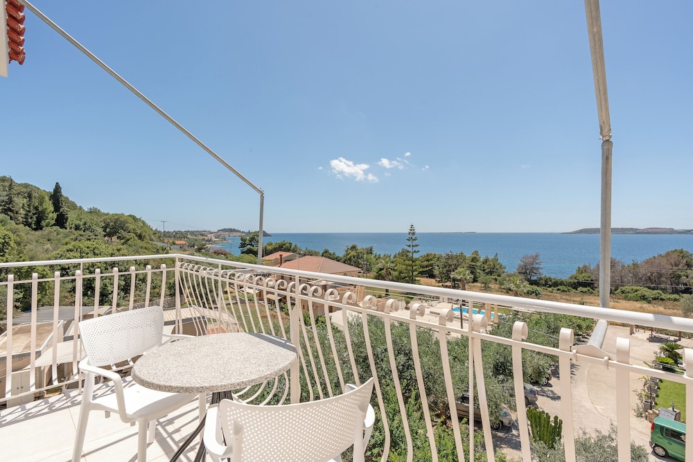Oskars Studios & Apartments — Hotel rooms in Lassi, Ionian Islands