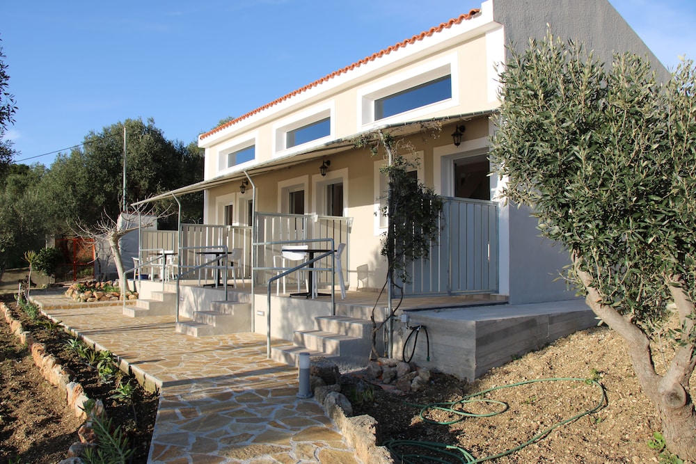Oskars Studios & Apartments — Hotel building in Lassi, Ionian Islands