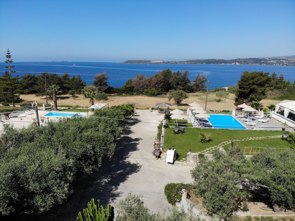 Oskars Studios & Apartments — Swimming pool in Lassi, Ionian Islands